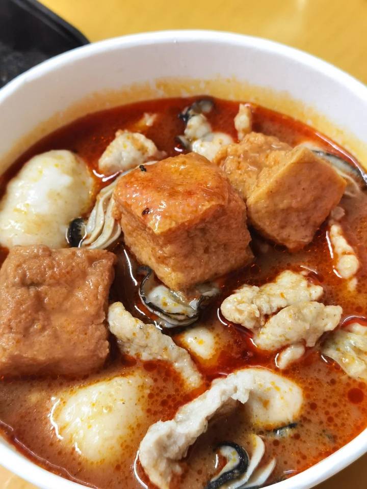 厦门沙茶面的汤底、豆腐与配料